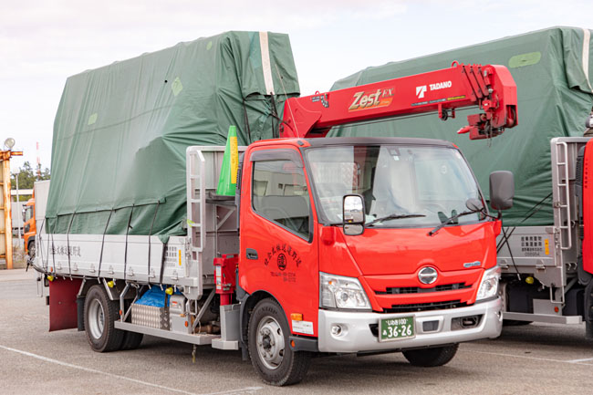 クレーン付平ボディ　４ｔ車